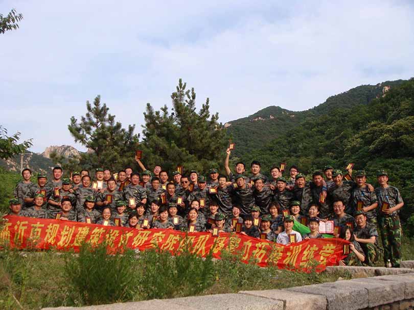 拓展訓(xùn)練營(yíng)結(jié)業(yè)合影