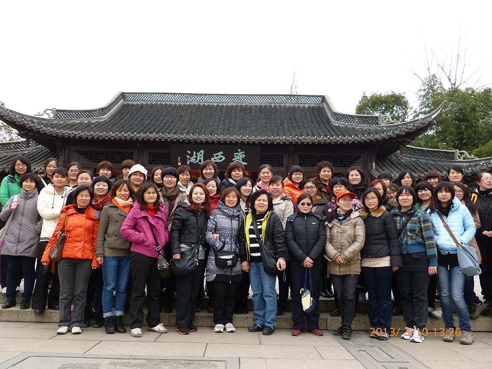 三八國(guó)際婦女節(jié)組織女職工外出參觀(guān)游玩